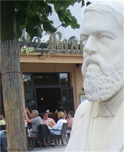 Büste von Johann Otto Caracciola auf der Rheinpromenade. privat