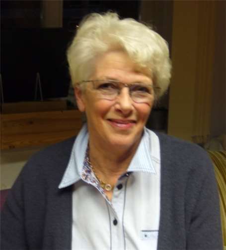 Büttenrednerin Heather Meurer unterhält das Publikum in der Stadtbücherei Adenau.privat