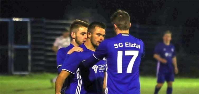 Bujar Xhakalija (Mitte) lässt sich nach seinem Treffer zum 1:0 von seinen Mitspielern beglückwünschen.Fotos: SK