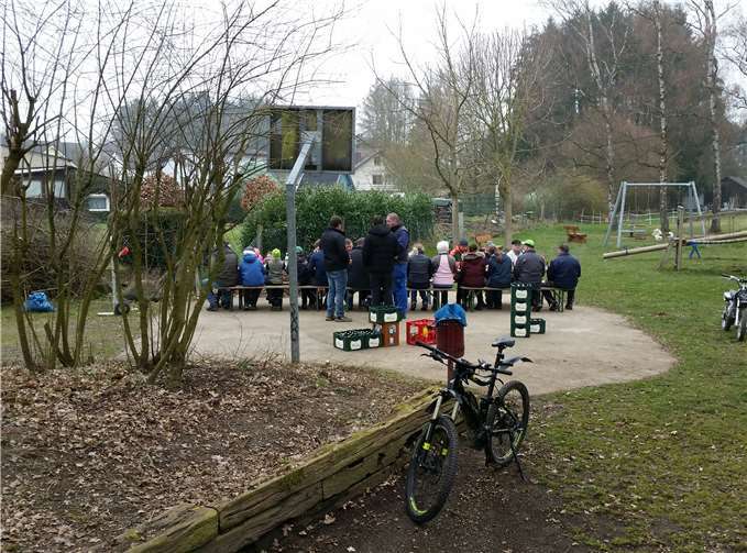 Bujar Zabeli, Pierre Alof und deren Mannschaft am Kinderspielplatz befreiten den Platz von Gefahrstellen sowie Müll.