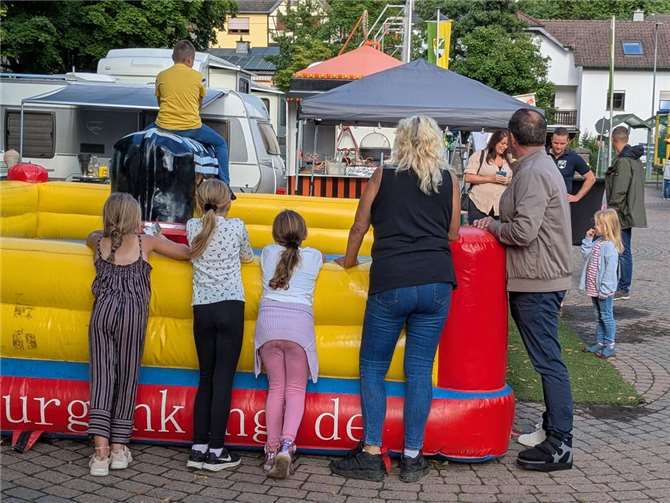 Bull-Riding gehörte zum Kirmesangebot in Gönnersdorf.
