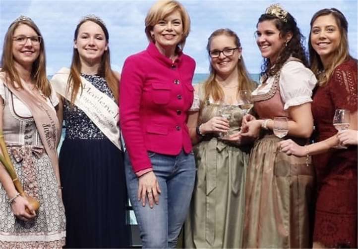 Bundesagrarministerin Julia Klöckner inmitten der Weinmajestäten. Foto: privat