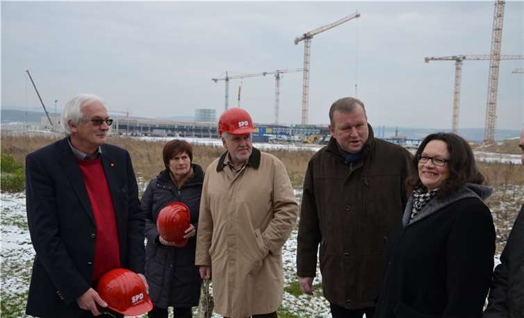 Bundesarbeitsministerin Andrea Nahles (r.) besichtigte auf Einladung des SPD-Ortsvereinsvorsitzenden Udo Klein (l.) und geführt von Bürgermeister Achim Juchem (2. v. r.) die Baustelle des künftigen Haribo-Logistikzentrums in der Grafschaft. privat