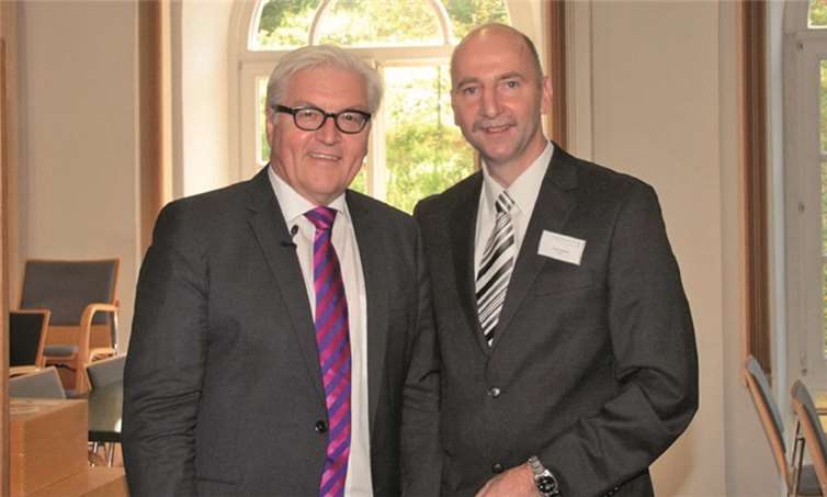 Bundesaußenminister Frank-Walter Steinmeier im Gespräch mit Peter Stäblein. Wiegand