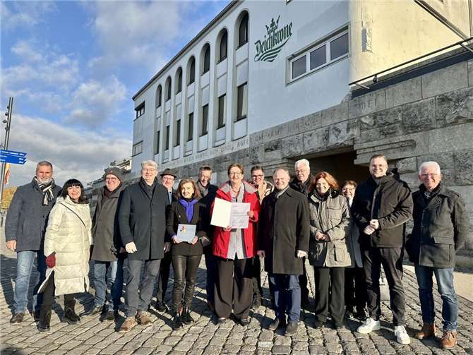 Bundesbauministerin Klara Geywitz persönlich übergab Oberbürgermeister Jan Einig den Förderbescheid über 4,5 Millionen Euro.  Fotos: Ulf Steffenfauseweh