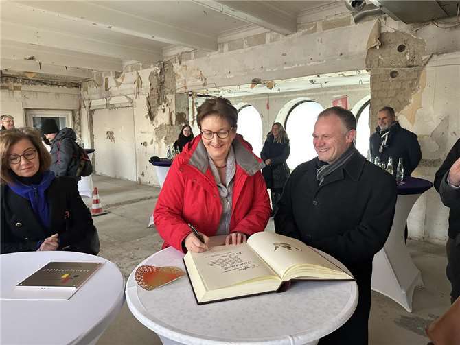 Bundesbauministerin Klara Geywitz trug vor Ort noch in das „Buch der Stadt Neuwied“ ein.