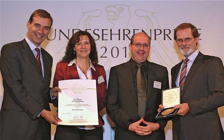 Bundesehrenpreis Spirituosen 2013 für P.J. Schütz Eifel-Destillerie: Dr. Theodor Seegers (r.), Ministerialdirektor im Bundesministerium für Ernährung, Landwirtschaft und Verbraucherschutz, übergab zusammen mit DLG-Präsident Carl-Albrecht Bartmer (l.) Urkunde und Medaille an Petra und Peter-Josef Schütz.privat