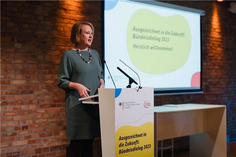 Bundesfamilienministerin Lisa Paus bei der Auszeichnung.  Copyright: Servicebüro „Lokale Bündnisse für Familie“ / Nils Hasenau