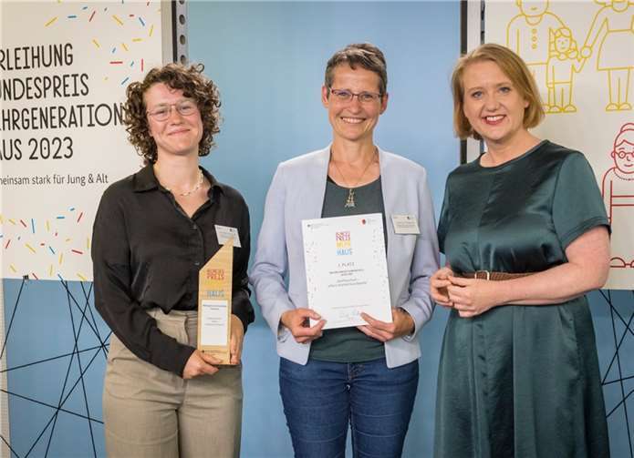 Bundesfamilienministerin Lisa Paus hat in Berlin den Bundespreis Mehrgenerationenhaus 2023: „Gemeinsam stark für Jung & Alt“ verliehen. Das Mehrgenerationenhaus Koblenz landete mit dem Projekt „Stoffwechsel – offene Kleidertauschparty“ auf dem zweiten Platz und gewann den Dreh eines professionellen Imagefilms.  Copyright: Photothek/Thomas Köhler