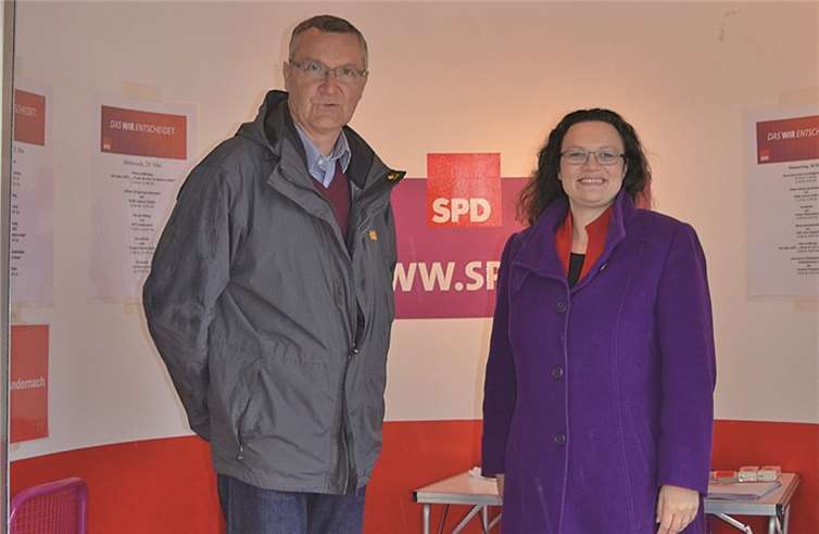 Bundesgeschäftsführerin Andrea Nahles mit dem Vorsitzenden der VG-SPD Vallendar, Bernd Schemmer, in der Dialog-Box. privat