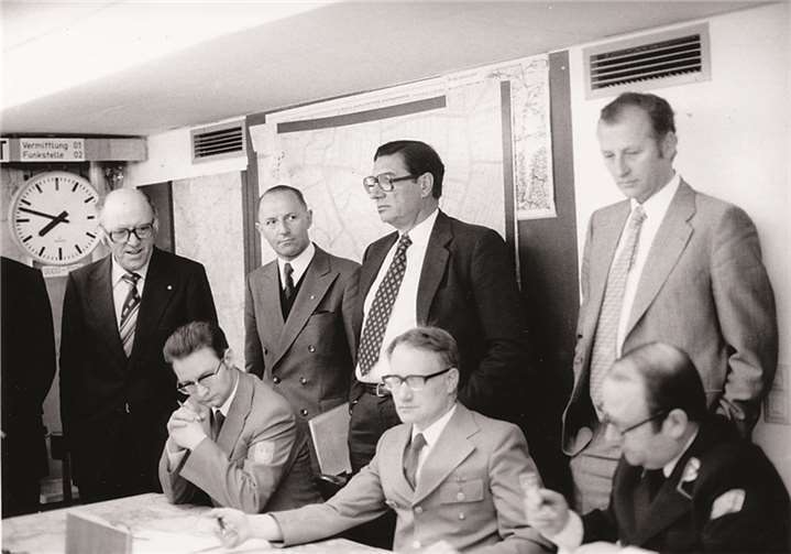 Bundesinnenminister Prof. Dr. Werner Maihofer lässt sich in die Übung eines Krisenstabes einweisen.