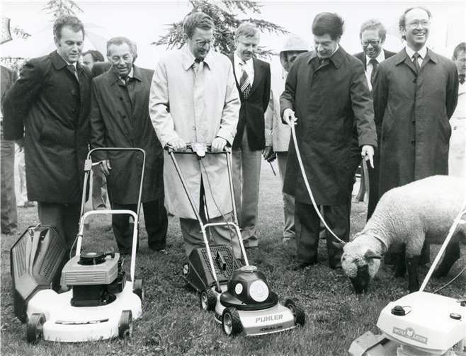 Bundesinnneminister Gerhart Baum (3. v. l.) verleiht 1979 die ersten Umweltzeichen, u. a. fu¨r lärmarme Rasenmäher. Quelle: Globus-Press GmbH & CO. KG / Archiv RAL gGmbH 