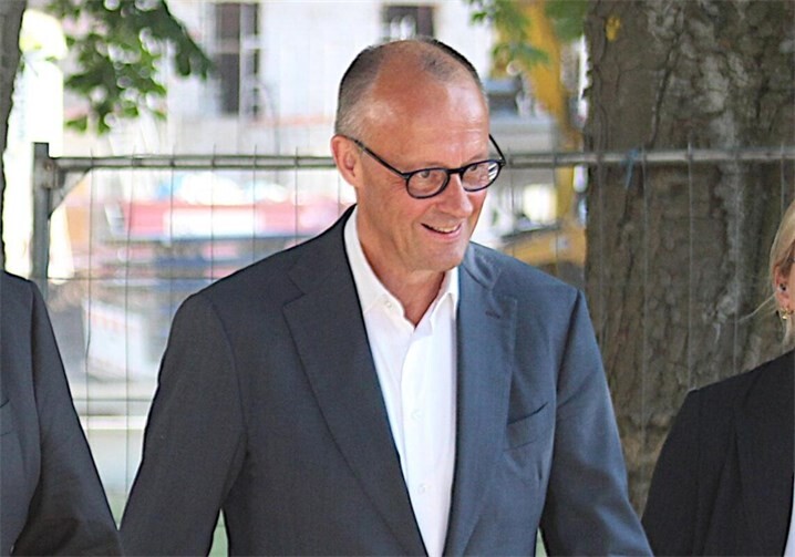 Bundeskanzler Friedrich Merz bei einem Besuch im Kurpark von Bad Neuenahr anlässlich des fünften Jahrestag der Flut. Foto: DU