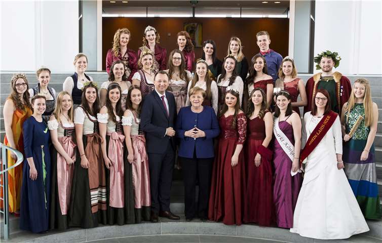 Bundeskanzlerin Angela Merkel (1. Reihe, 7.v.li.) mit Josef Oster, Mitglied des Deutschen Bundestages (1. Reihe, 6.v.li.) und Weinmajestäten seines Wahlkreises im Bundeskanzleramt.Foto: Bundesregierung / Sandra Steins