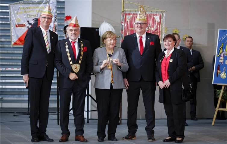 Bundeskanzlerin Angela Merkel nahm sich die Zeit, die weit gereiste Delegation zu begrüßen. Thomas Trutschel/Presse- und Informationsamt der Bundesregierung
