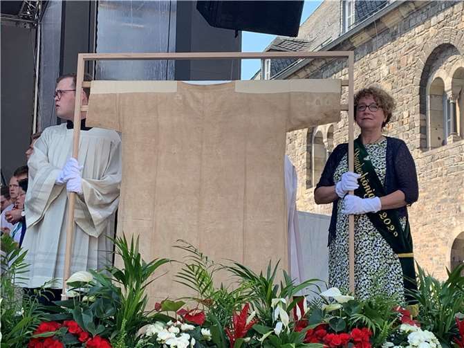 Bundeskönigin Andrea Reiprich wurde die Ehre zuteil, bei der Heiligtumsfahrt 2023 das Kleid Mariens zu tragen.  Foto: Thomas Herschbach