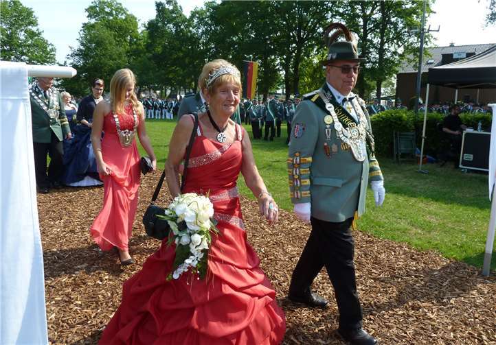 Bundeskönigspaar Hermann Josef Degen und Dorothea Leßnich auch dem Ehrenweg zum Altar.