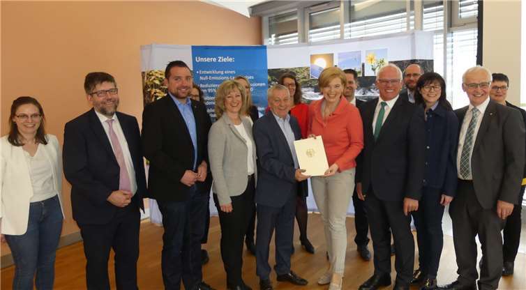 Bundeslandwirtschaftsministerin Julia Klöckner übergabden Förderbescheid des Bundes an Landrat Manfred Schnur persönlich. Fotos: TE