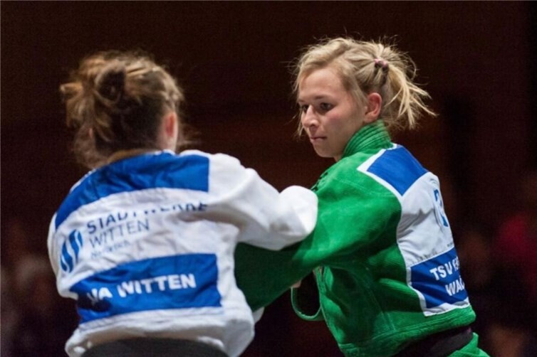 Bundesliga Kampf Hertha Walheim Fabienne Binder (rechts)