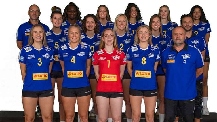 Bundesligateam 2021 / 22 (Foto VC Neuwied): Unten v.l.: Isabelle Marciniak, Maike Henning, Anna Church, Madelyn Halteman, Co-Trainer Ralf Monschauer; Mitte v.l.: Senta Barke, Julia Wenzel, Lexi Pollard, Alexis Conaway, Fitnesscoach Nino Herrscher; Oben v.l.: Cheftrainer Dirk Groß, Sarah Kamarah, Lauren Bevan-Matias, Tina Simic, Rachel Anderson, Haile Watson. Es fehlt Scout Michel Beautier.Foto: VC77