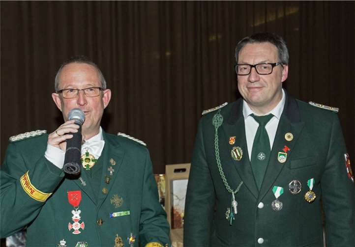 Bundesmeister Achim Berens und überreichte Brudermeister Dirk Apitz den „Hohen Bruderschaftsorden“. Wolfgang Appelt