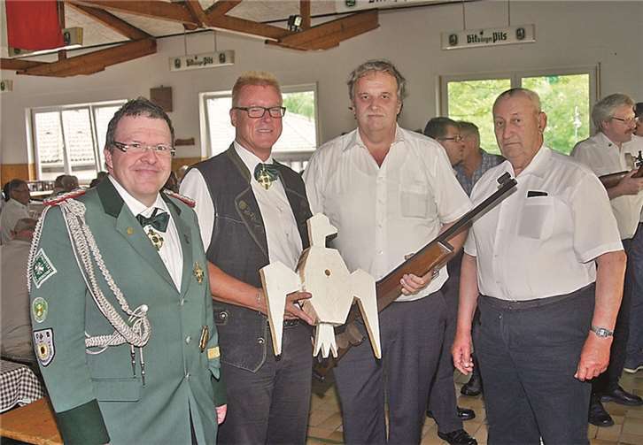 Bundesmeister Hans Ströter (v.li.), Brudermeister Eugen Schmitt, Bezirkskönig des Rhein Ahr Bund Klaus Beykirch und Eugen Labersweiler mit dem Spießbratenadler.-RÜ-