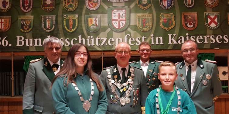 Bundesmeister Norbert Steffens, Jungschützenscheibenprinzessin Ann-Kathrin Schäfer, Scheibenkönig Edmund Jax, Bezirksjungschützenmeister Stephan Becker, Schülerscheibenprinz Max Hermeling und Bezirksschatzmeister Toni Steffens (v.l.).privat