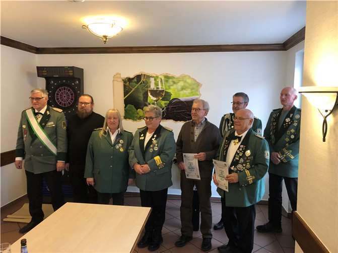 Bundesmeister Norbert Steffens, Präses Michael Przesang, Barbara Wilhelmi, Christiane Burger, Hubert Weber, Reinhard Wilhelmi, Michael Steffes und Helmut Reuter. Quelle: St. Hubertus Schützenbruderschaft Urmersbach