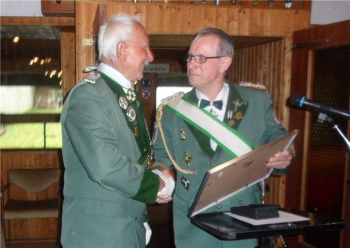 Bundesmeister Siggi Belz übergab den Orden und die Urkunde der hohen Bruderschaft an Franz Altmann.