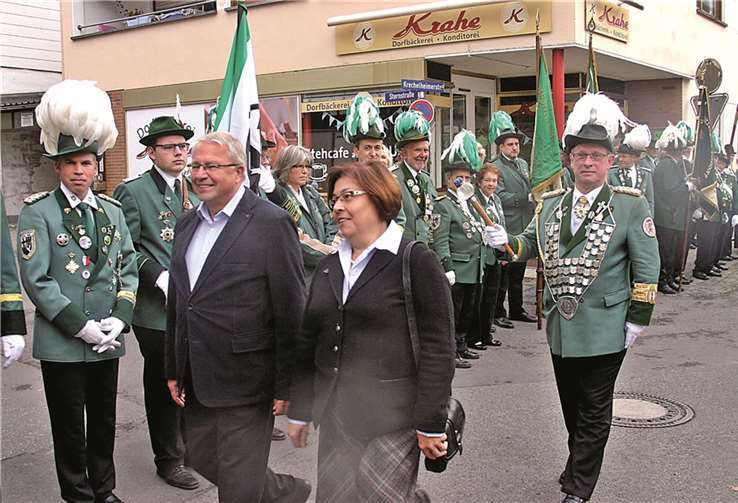Bundesmeister Siggi Belz und stellvertretende Ortsvorsteherin Elisabeth Groß. RÜ