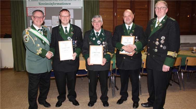 Bundesmeister Sigi Belz (v. l.) konnte Norbert Degen und Manfred Lerchl mit dem Hohen Bruderschaftsorden und Martin Schnitker mit dem Silbernen Verdienstkreuz auszeichnen, wozu auch Brudermeister Peter Nonn gratulierte. Fotos: WK