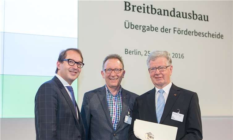 Bundesminister Alexander Dobrindt (l.) hat die ersten Förderbescheide für Mittel aus dem milliardenschweren Bundesförderprogramm für den Breitbandausbau übergeben. Für den Landkreis Neuwied konnte der Kreisbeigeordnete Werner Wittlich (r.) den Förderbescheid in Empfang nehmen. Kreisverwaltung