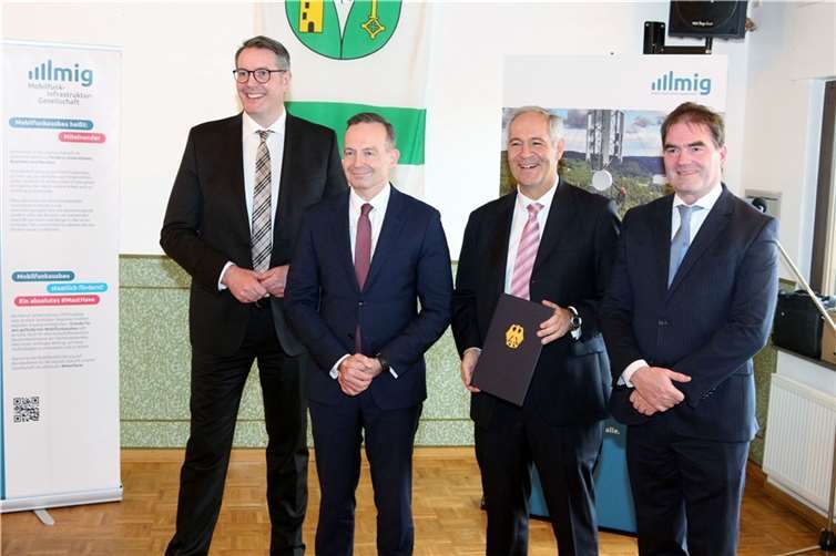 Bundesminister Volker Wissing (2.v.l.) überreichte in Lind den Förderbescheid für den ersten geförderten Mobilfunkmast in Rheinland-Pfalz.  Foto: Thorsten Trütgen/VG Altenahr