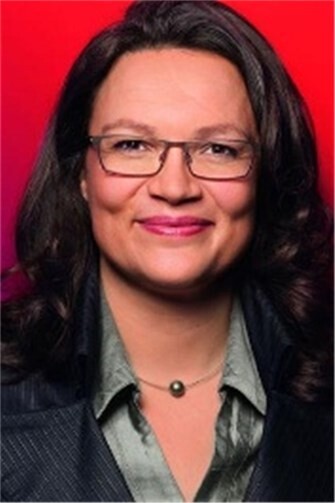 Bundesministerin Andrea Nahles besucht den Infostand der SPD in Bad Breisig am 20. Februar.