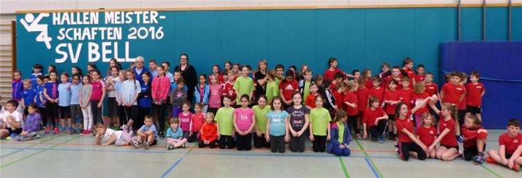 Bundesministerin Andrea Nahles mit allen teilnehmenden Kindern.