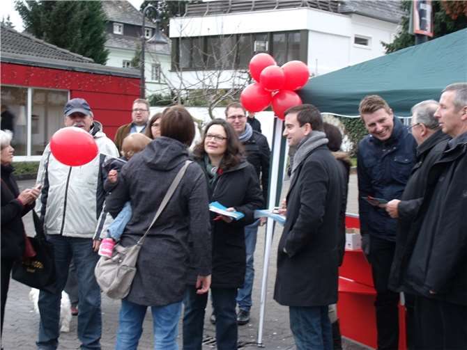 Bundesministerin Andrea Nahles und Landtagsabgeordneter Marcel Hürter nahmen sich Zeit für Gespräche mit den Bürgern.
