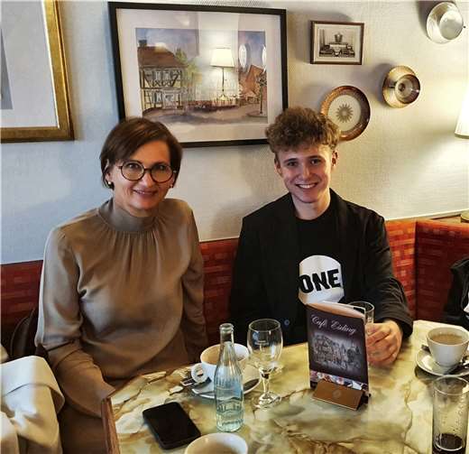 Bundesministerin Bettina Stark-Watzinger und Julian Bondarenko. Foto: privat
