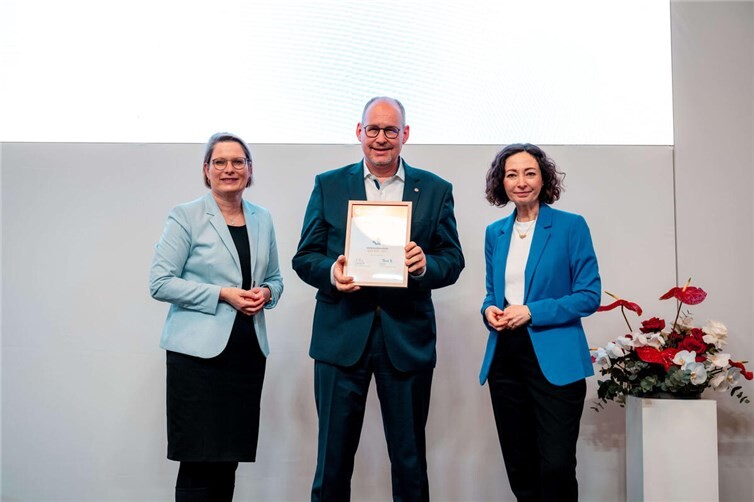 Bundesministerin Dr. Stephanie Hubig zeichnet Raiffeisen-Campus aus