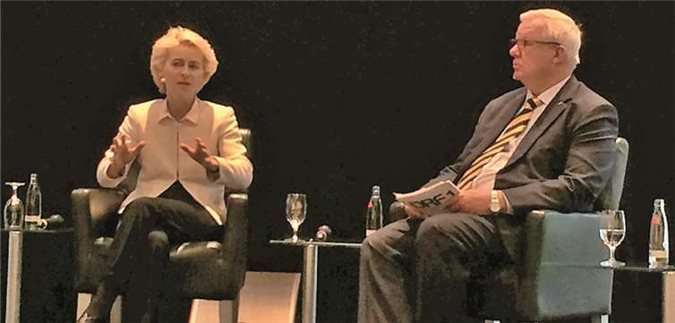 Bundesministerin Dr. Ursula von der Leyen im Gespräch mit Dr. Michael Fuchs.privat