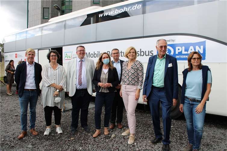 „Die aufsuchende Hilfe ist besonders wichtig“ Bundesministerin Julia Glöckner (Dritte von rechts), MdB Mechthild Heil (rechts), MdL Horst Gies (Vierter von rechts) und Staatssekretär David Profit (Dritter von links) sind vom Angebot des mobilen Beratungsbusses überzeugt.Foto: DU