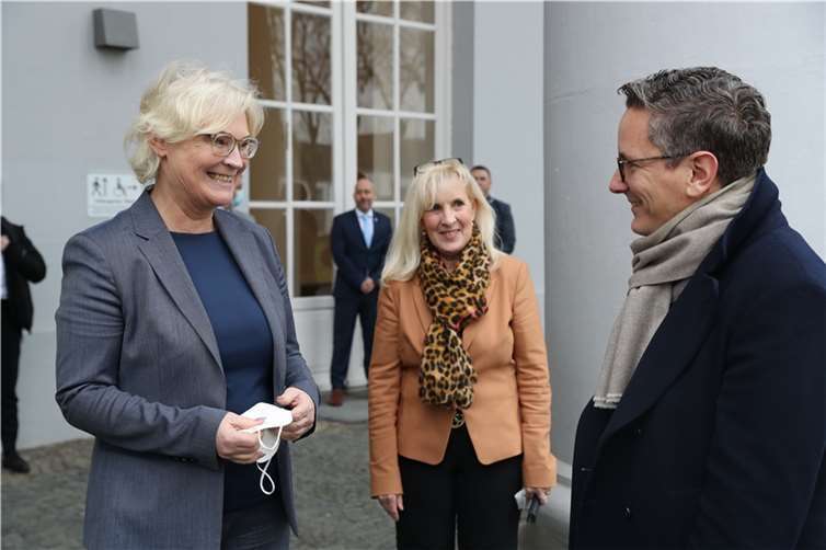 Bundesministerin der Verteidigung, Christine Lambrecht, Dr. Thorsten Rudolph, MdB, und Präsidentin Gabriele Korb während des Antrittsbesuchs der Bundesministerin der Verteidigung beim Bundesamt für Ausrüstung, Informationstechnik und Nutzung der Bundeswehr (BAAINBw) in Koblenz. Foto: Bundeswehr/Dirk Bannert