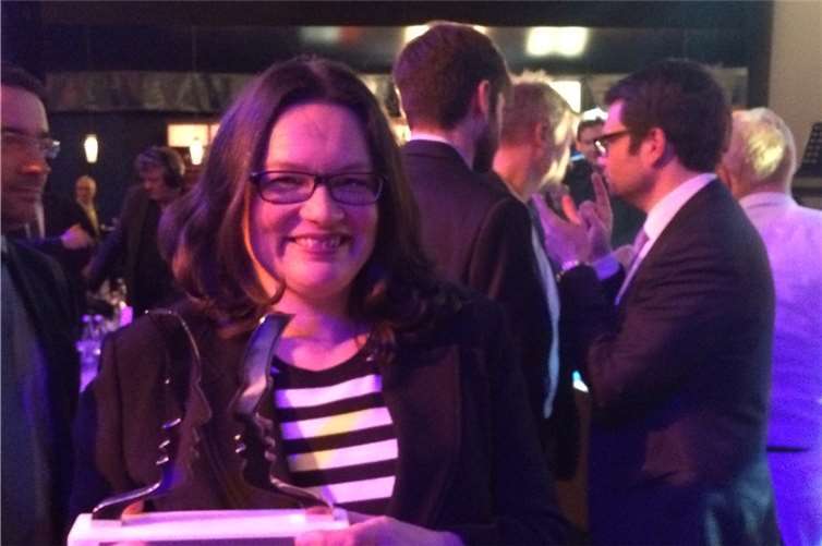 Bundesministerin und SPD-Bundestagsabgeordnete freut sich über die Auszeichnung der Zeitschrift „politik und kommunikation“