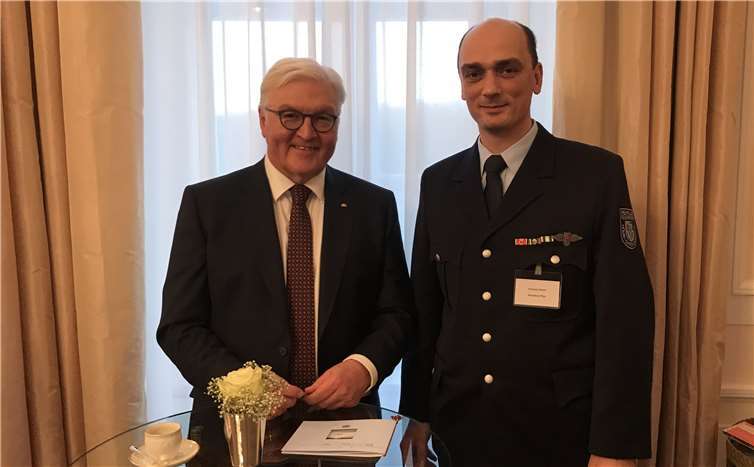 Bundespräsident Frank-Walter Steinmeier bedankt sich bei Andreas Höwer für dessen außerordentliches Engagement. Privat