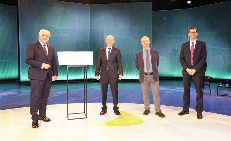 Bundespräsident Frank-Walter Steinmeier würdigt die Arbeit von Dr. rer. nat. Peter Kürz, Dr. rer. nat. Sergiy Yulin und Dr. rer. nat. Michael Kösters (v.l.). Foto: Deutscher Zukunftspreis
