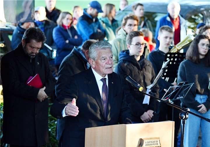 Bundespräsident a.D. Joachim Gauck war der Hauptredner anlässlich des Gedenkens zum Volkstrauertag auf dem Soldatenfriedhof in Bad Bodendorf.  Fotos: RASCH
