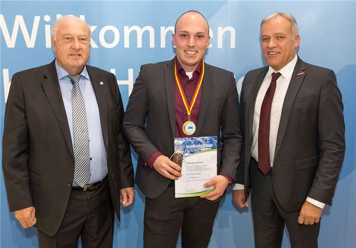 Bundessieger Christian Schneider wird beglückwünscht durch Kurt Krautscheid, Präsident der Handwerkskammer Koblenz (rechts) und Hans-Werner Norren, Vorstandsmitglied im Zentralverband Deutsches Kraftfahrzeuggewerbes. Foto: Klaus Herzmann