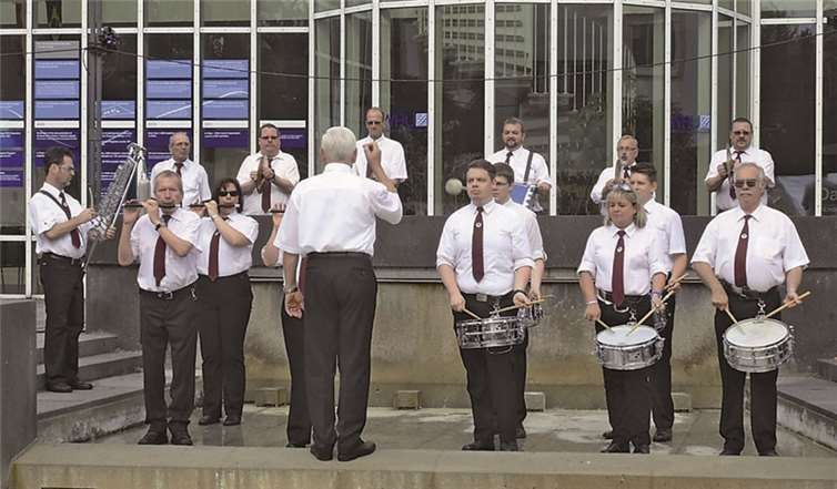 Bundesspielmannszug im Brunnen auf dem Burgplatz.  Privat