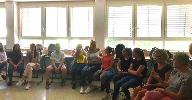 Bundestagsabgeordnete Gabi Weber (rechts) nahm sich sehr viel Zeit für die Schülerinnen und Schüler der Klassen 9b und 9c und ging ausführlich auf ihre Fragen ein.privat