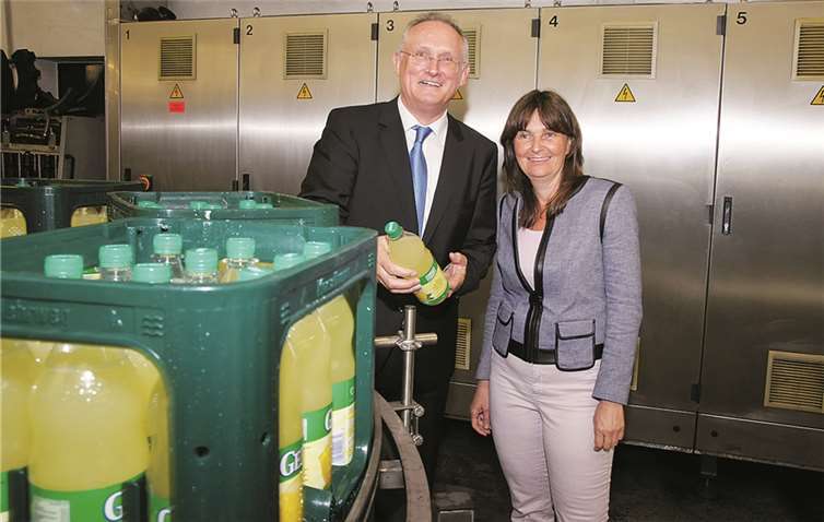 Bundestagsabgeordnete Mechthild Heil mit Geschäftsführer Rudolf Martin vom Sinziger Mineralbrunnen. privat