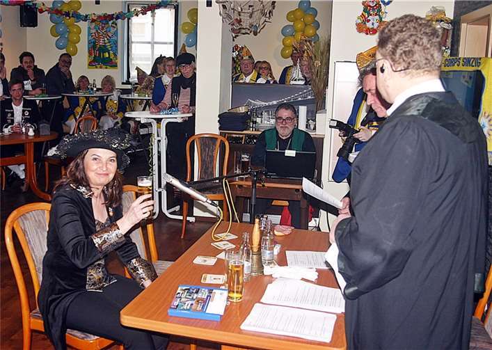 Bundestagsabgeordnete Mechthild Heil musste sich erstmals vor dem Sinziger Narrengericht verantworten.